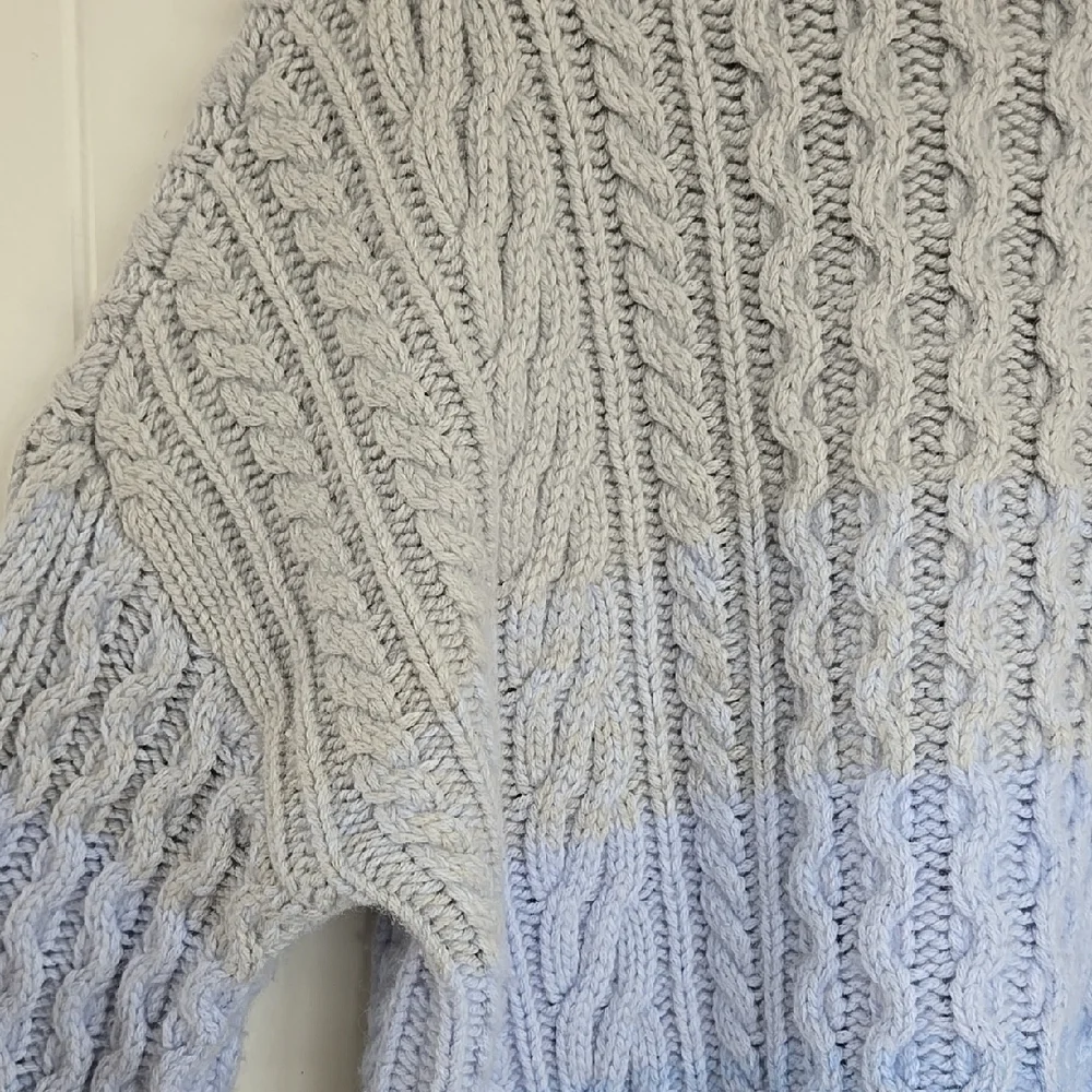 Carlisle Merino Wool Blend V-Neck Sweater with Gray and Blue Trim Size L - Picture 8 of 9